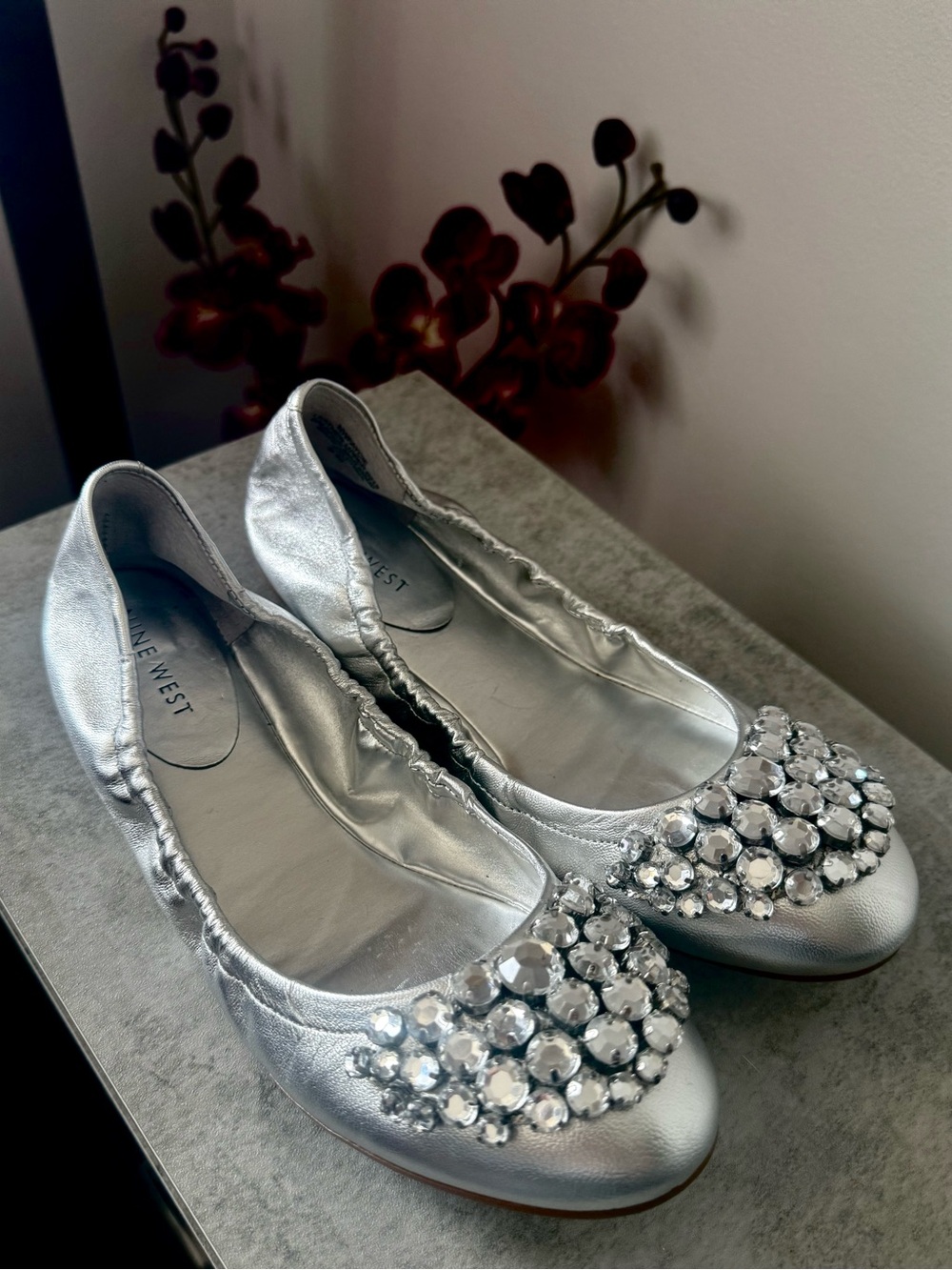 Nine West “Faycie” Silver Ballet Flats with Crystal Toe Accents Wmns 8